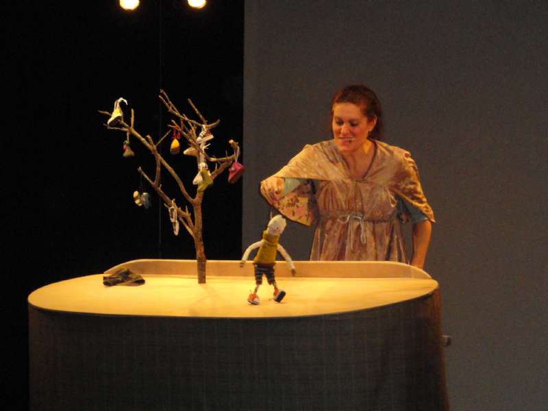 English Puppet Show 'The Shoe Tree'