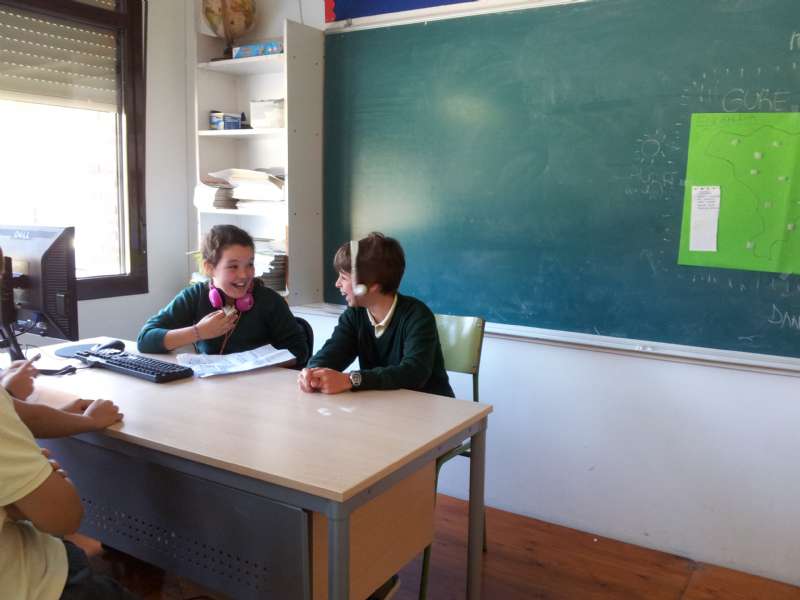 Sesión de radio en euskera con 5º de Primaria