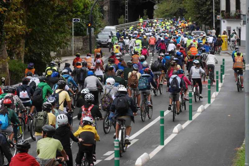 Inicio de la campaña de la A 21 con una marcha regulada en bicicleta para estudiantes de la ESO