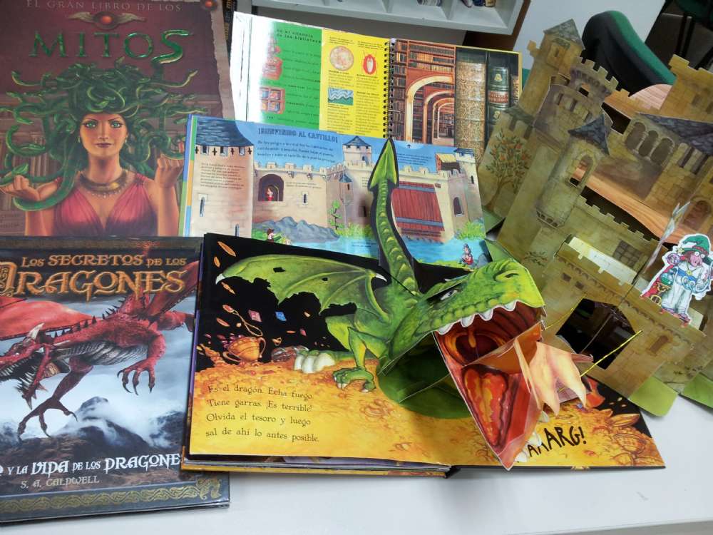 Exposición de libros bonitos en la biblioteca