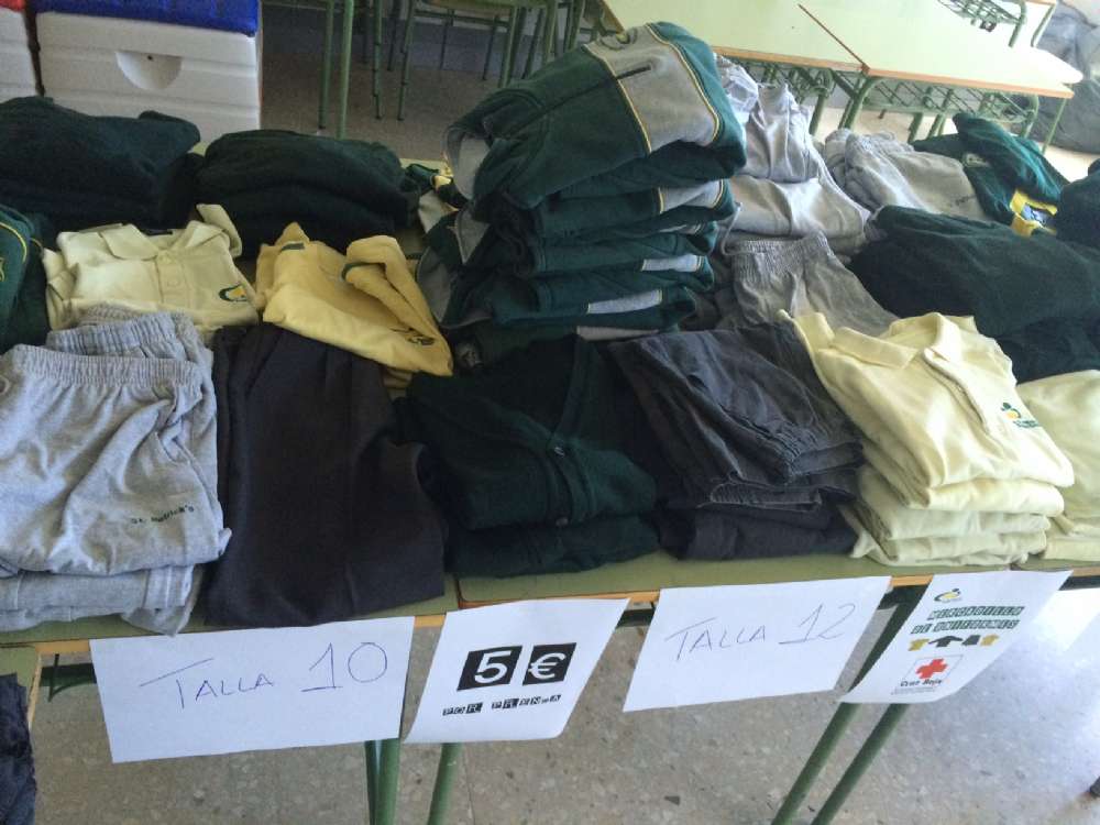 Éxito en el mercadillo de uniformes solidario