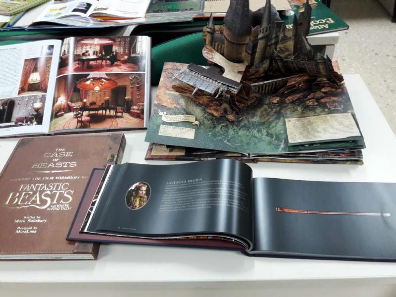 Exposición del Libro Bonito en la biblioteca