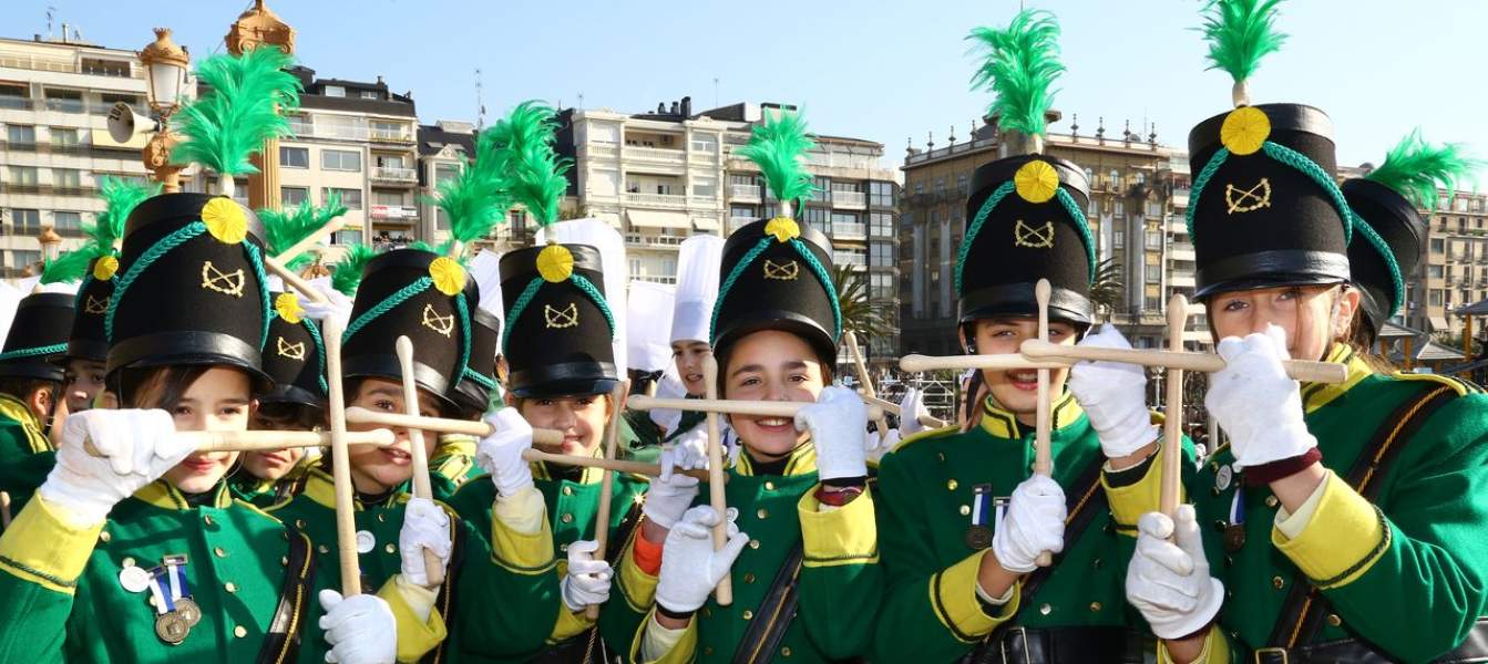 Llevamos los personajes de la carroza en la Tamborrada Infantil 2018